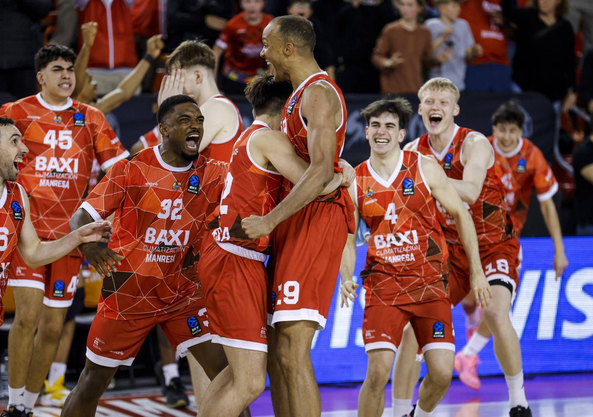 Alegria pel bàsquet guanyador d'Olinde contra el Neptunas un dia amb tres júniors a la convocatòria