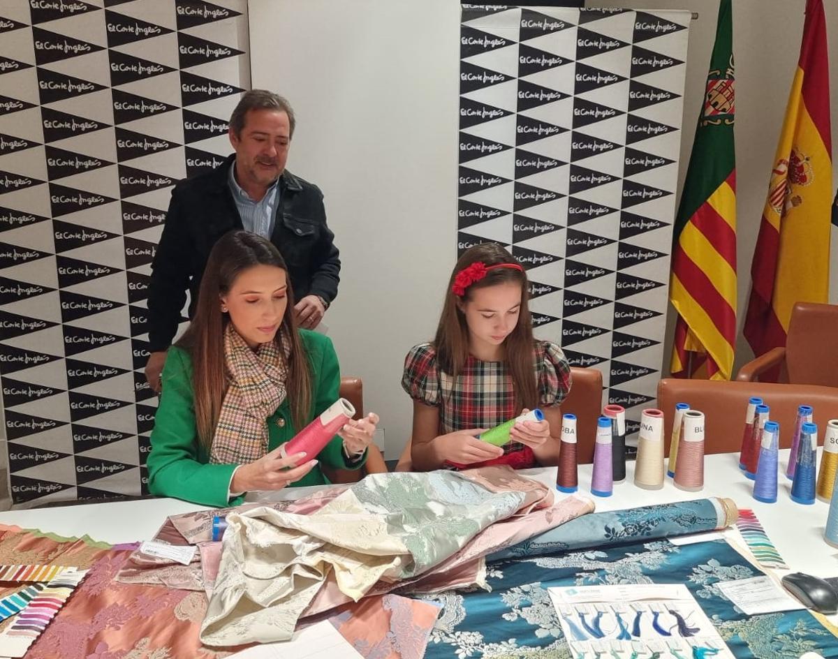 Selene Tarín y Alejandra Sáez, seleccionando los tejidos, este viernes en El Corte Inglés.