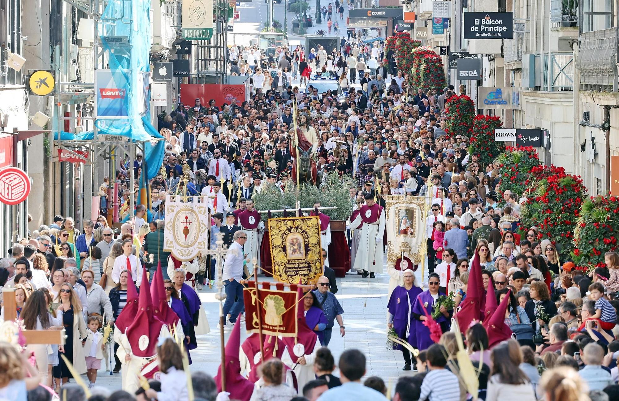 Cientos de fieles acompañan a la 'Borriquita' y bendicen sus ramos en Vigo