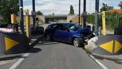 Estado en que quedó el vehículo tras sufrir un accidente en el acceso de un polígono industrial en Santa Perpètua, el pasado domingo
