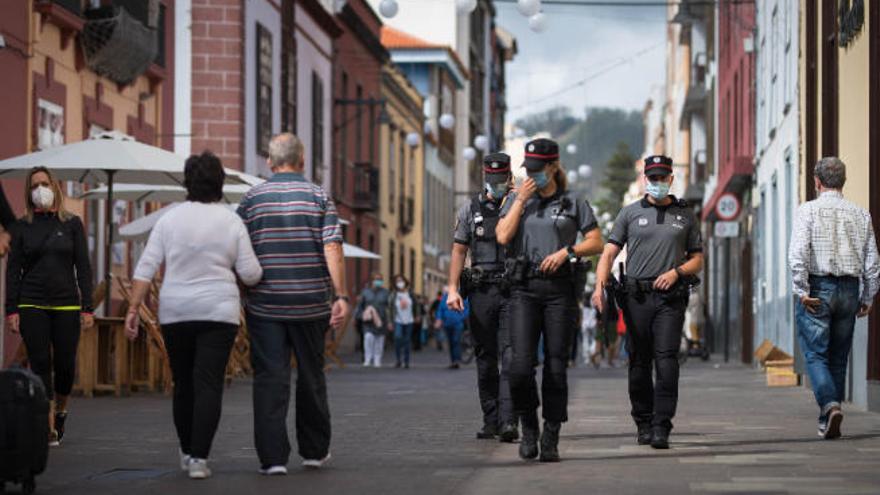 Los agentes de la Policía Canaria patrullan las calles del casco de La Laguna.