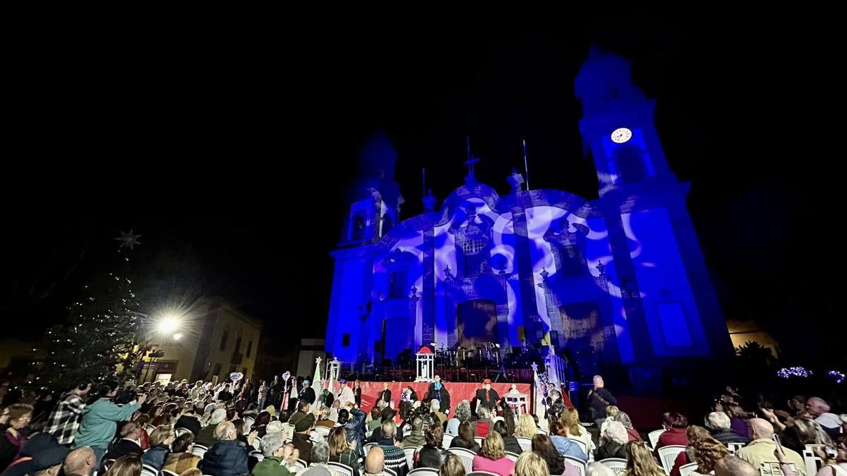 Un momento del encendido navideño de Guía, con la proyección sobre la fachada de la iglesia.