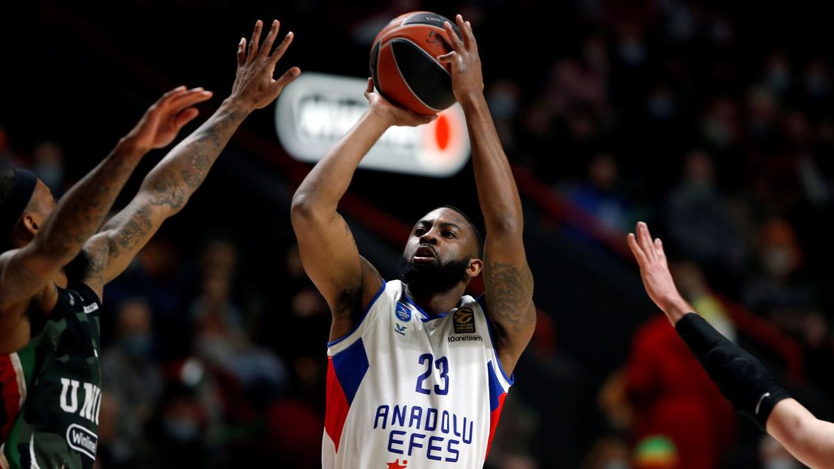 James Anderson, durante un lanzamiento a canasta con el Anadolu Efes.