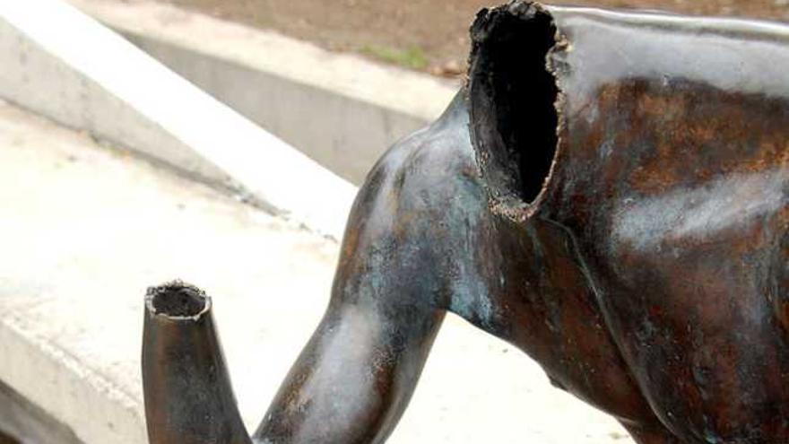 La mutilación de la escultura de bronce &#039;Muchacho I&#039; de Manolo González. | s.blanco