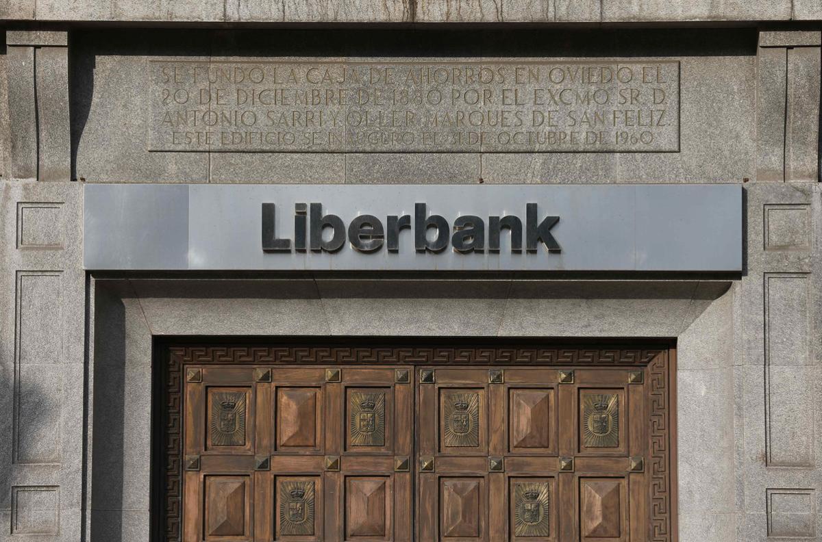 GRA470. OVIEDO, 06/09/2017.- Vista de las oficinas centrales de Liberbank hoy en Oviedo. Liberbank, entidad resultante de la unión de Cajastur-Banco CCM, Caja Cantabria y Caja Extremadura, propondrá el próximo 9 de octubre a su junta de accionistas una ampliación de capital de 500 millones de euros, con la que espera acelerar la reducción de inmuebles y mejorar su rentabilidad. EFE/José Luis Cereijido.