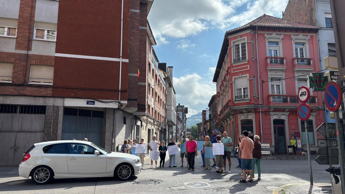 Los vecinos cortan la calle en protesta contra el narcopiso de la avenida de Sama, en Mieres.
