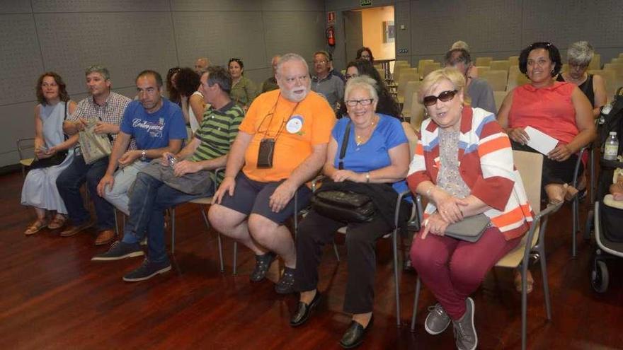 Asistentes a la charla organizada por el BNG en el auditorio de Vilagarcía. // Iñaki Abella