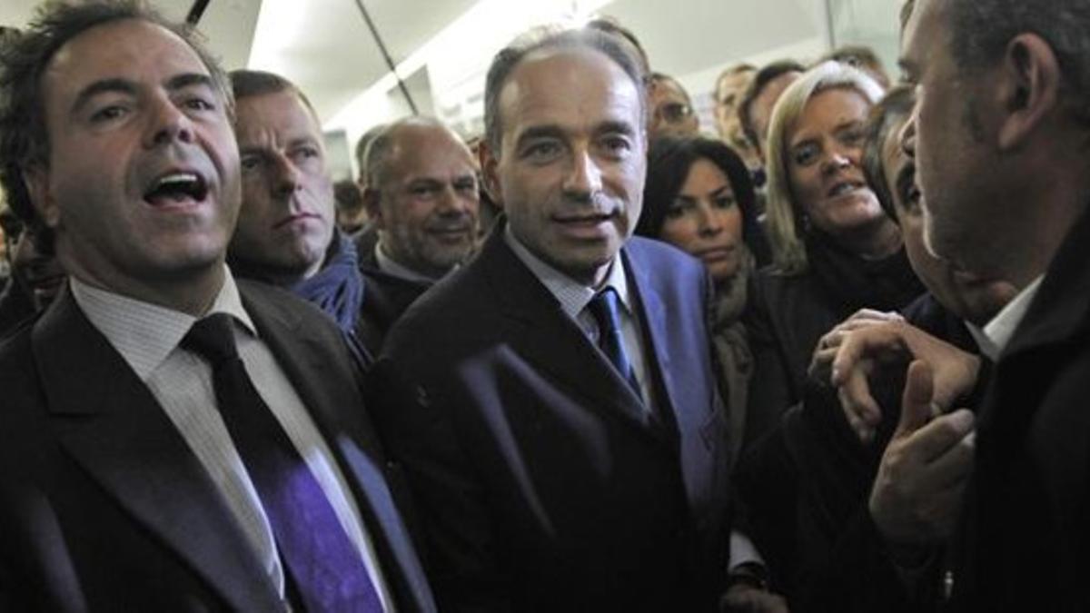 Jean François Copé (centro), acompañado del exministro de Educación Luc Chatel, tras su victoria en las primarias, este lunes en París.