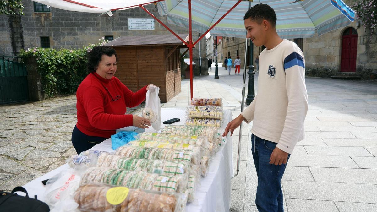 Rosquilleira en las inmediaciones de la iglesia donde se celebró la novena de Santa Rita