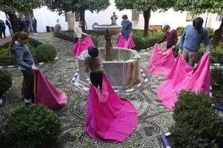Arte taurino de los alumnos de la escuela cordobesa en el patio de Romero de Torres