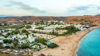 Aguas turquesas y calles llenas de buganvillas: el pueblo más fotogénico de Andalucía está a cuatro horas de Córdoba