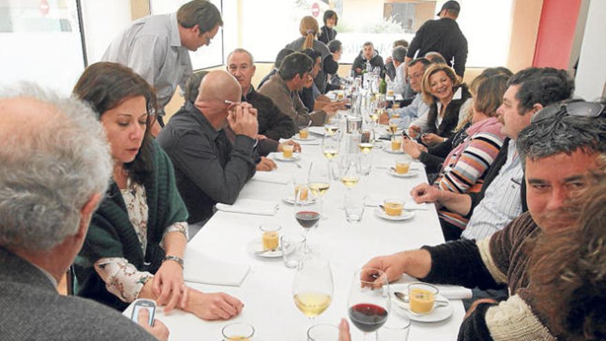 Lourdes Cardona y Joan Oliver (ambos de espaldas), durante la comida tras la reunión.