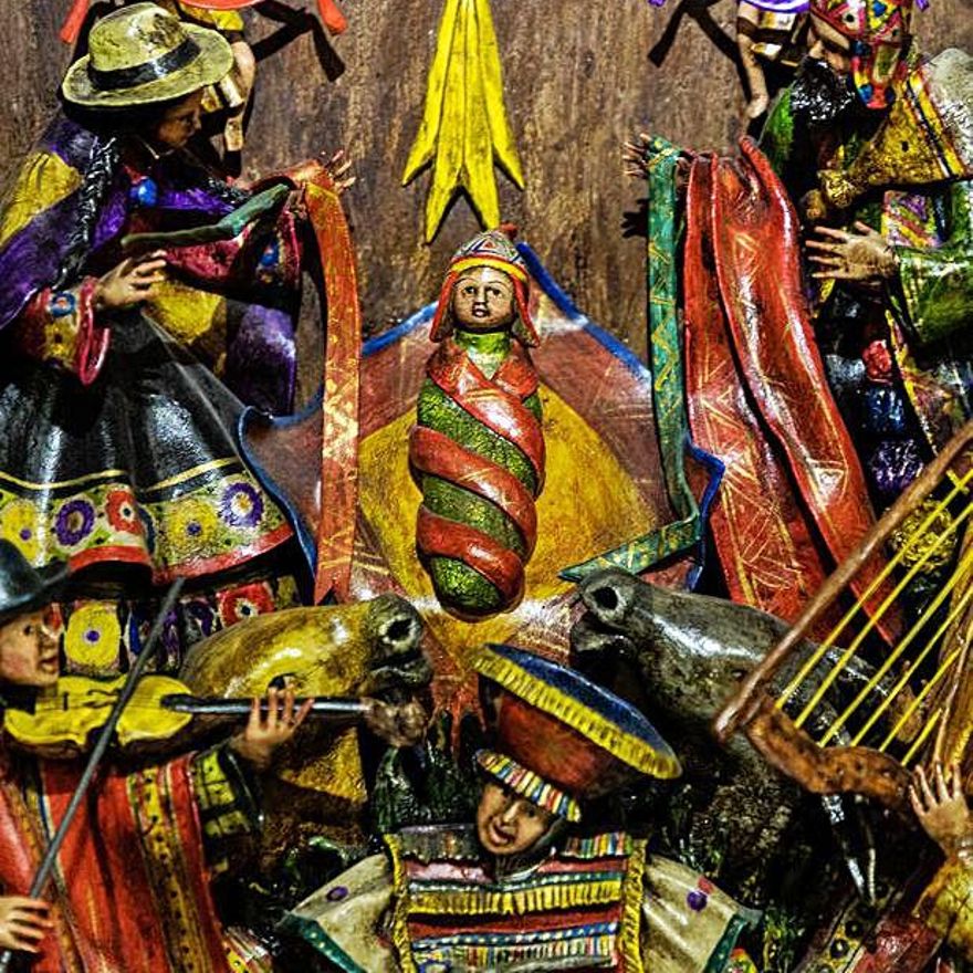 Los ejemplos de Perú, los más coloridos de la exposición en la sala del Teatro Ramos Carrión.