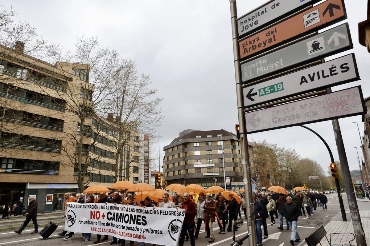 La Calzada vuelve a clamar contra el tráfico de camiones (en imágenes)