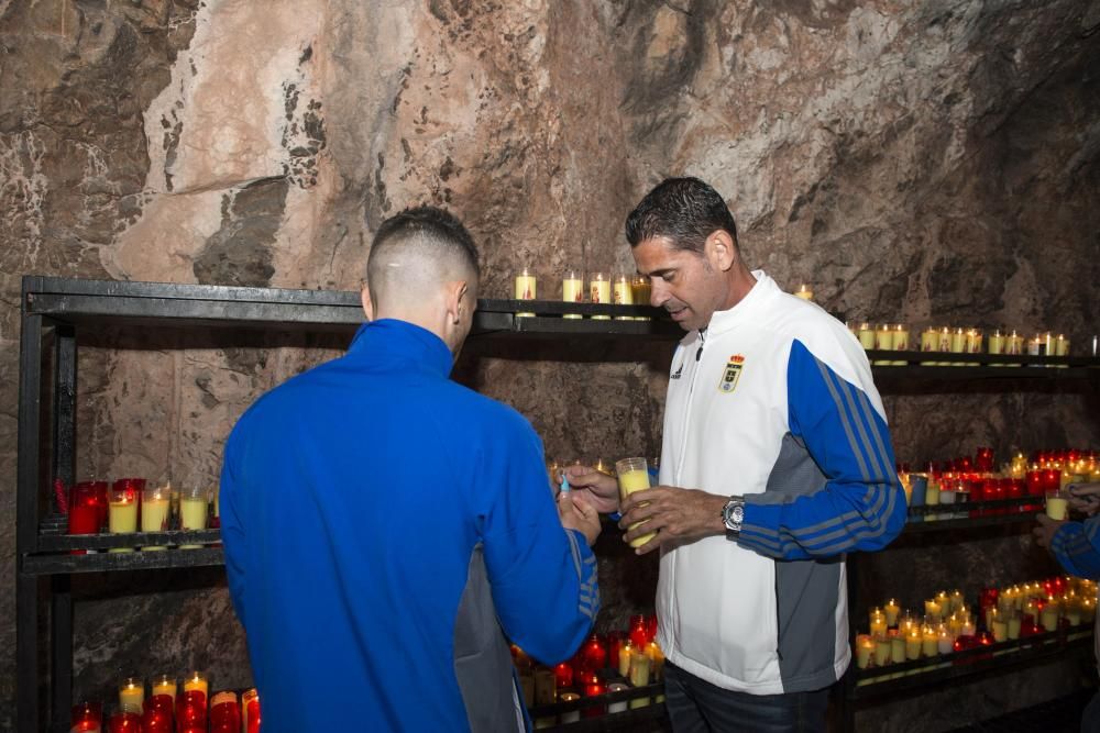 El Real Oviedo realiza la ofrenda floral a la Virgen de Covadonga