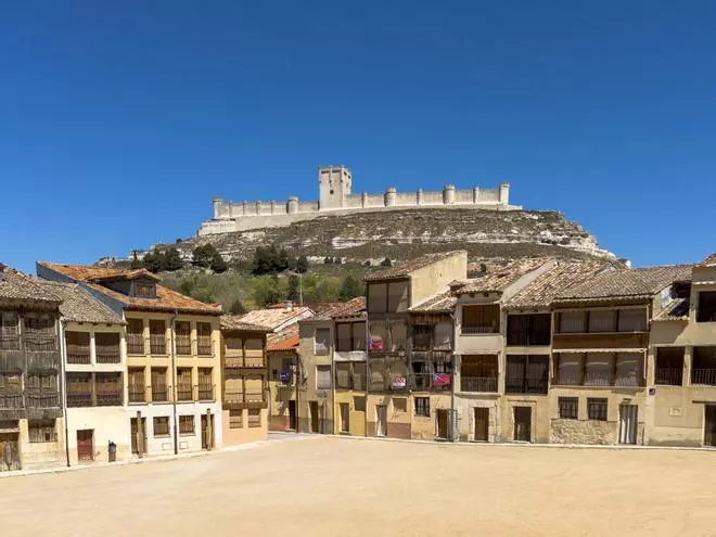 La carretera que recorre la Milla de Oro del Vino de Castilla y León