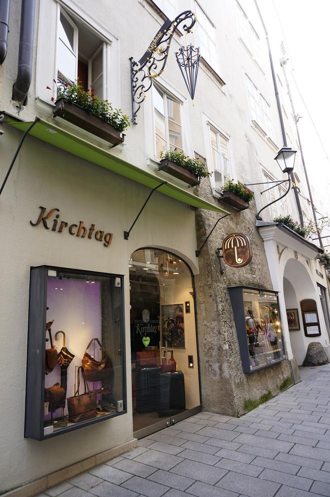 Tienda de paraguas Kirchtag en Salzburgo Calle Getreidegasse