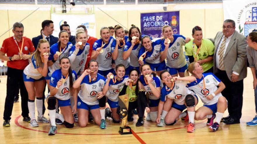 El Balonmano Salud pudo morder el oro tras 32 encuentros en la División de Honor Plata Femenina. Lo hizo en casa y con los suyos.