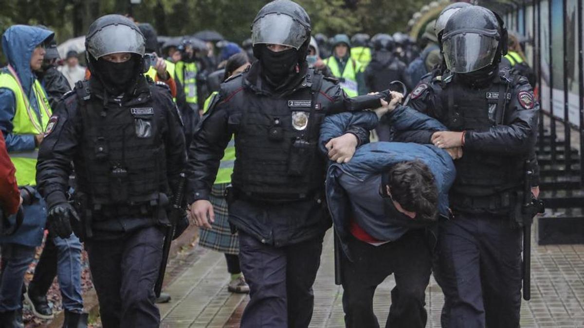 La policía rusa detiene a una persona en una protesta en Moscú.
