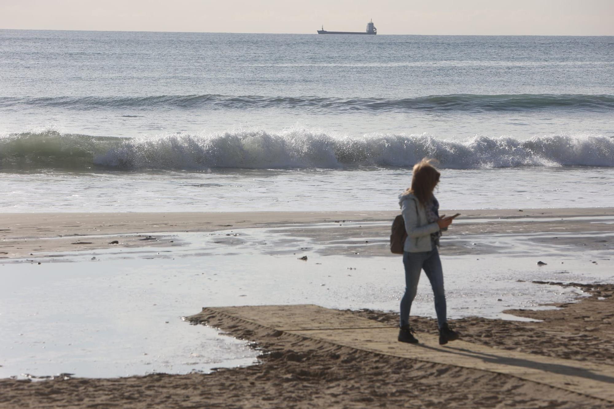 El temporal de Isaack golpea la playa del Postiguet de Alicante