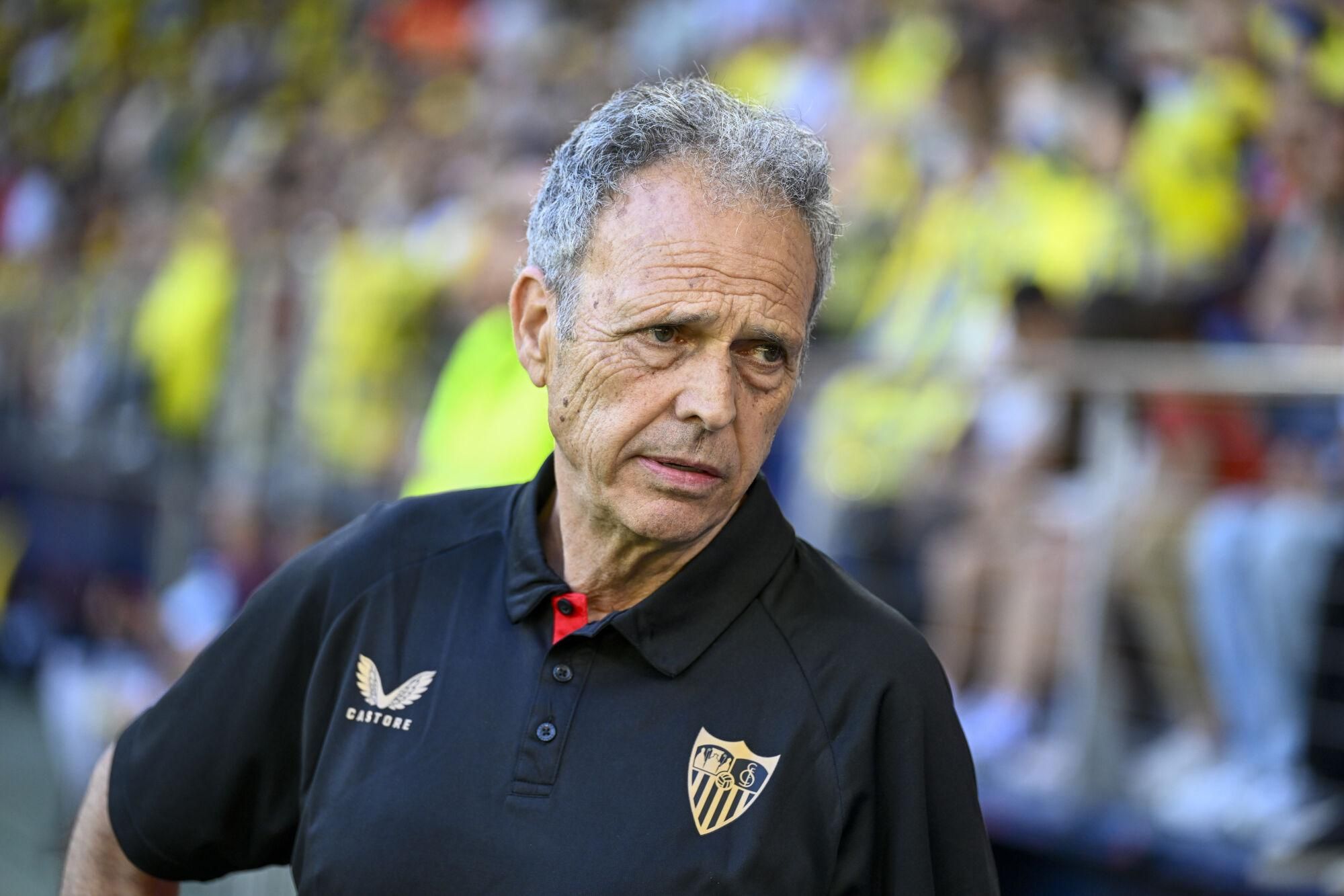 VILLARREAL (CASTELLÓN), 25/05/2025.- El entrenador del Sevilla, Joaquín Caparrós, este domingo, durante el partido de la jornada 38 de LaLiga EA Sports, que Villarreal y Sevilla disputan en el Estadio de la Cerámica. EFE/ Andreu Esteban