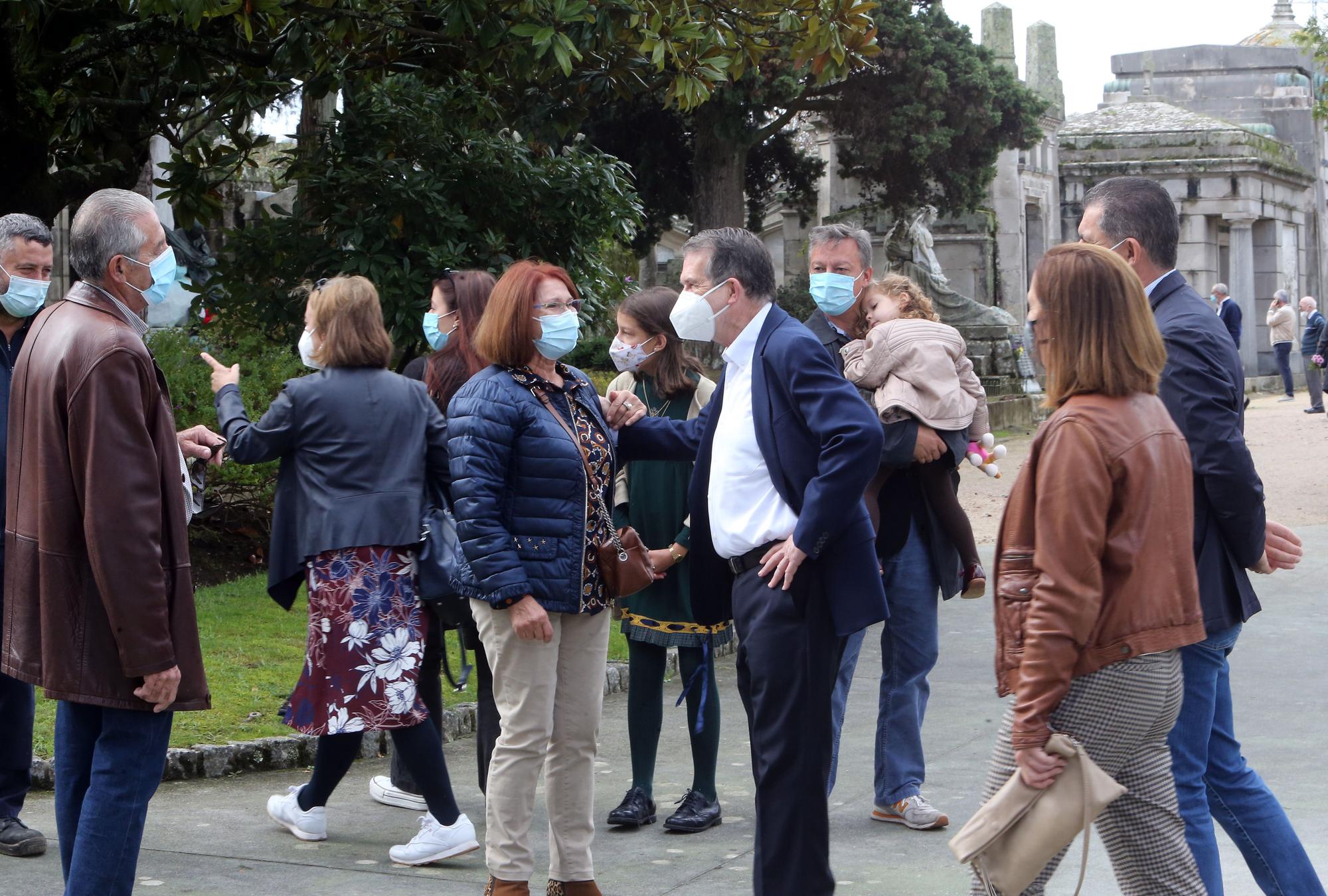 Todos Santos 2021 en Vigo: Flores y velas avivan el recuerdo de los que ya no están