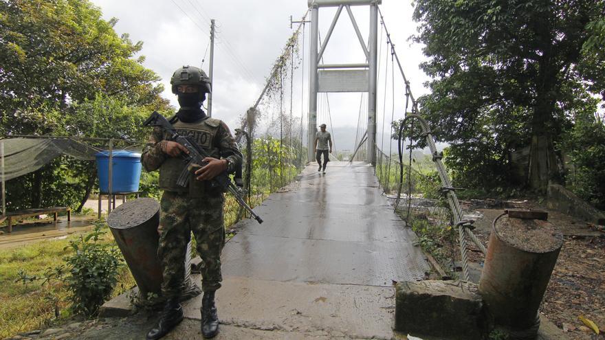 Un ataque guerrillero con nueve militares muertos hace tambalearse el diálogo de paz con el ELN