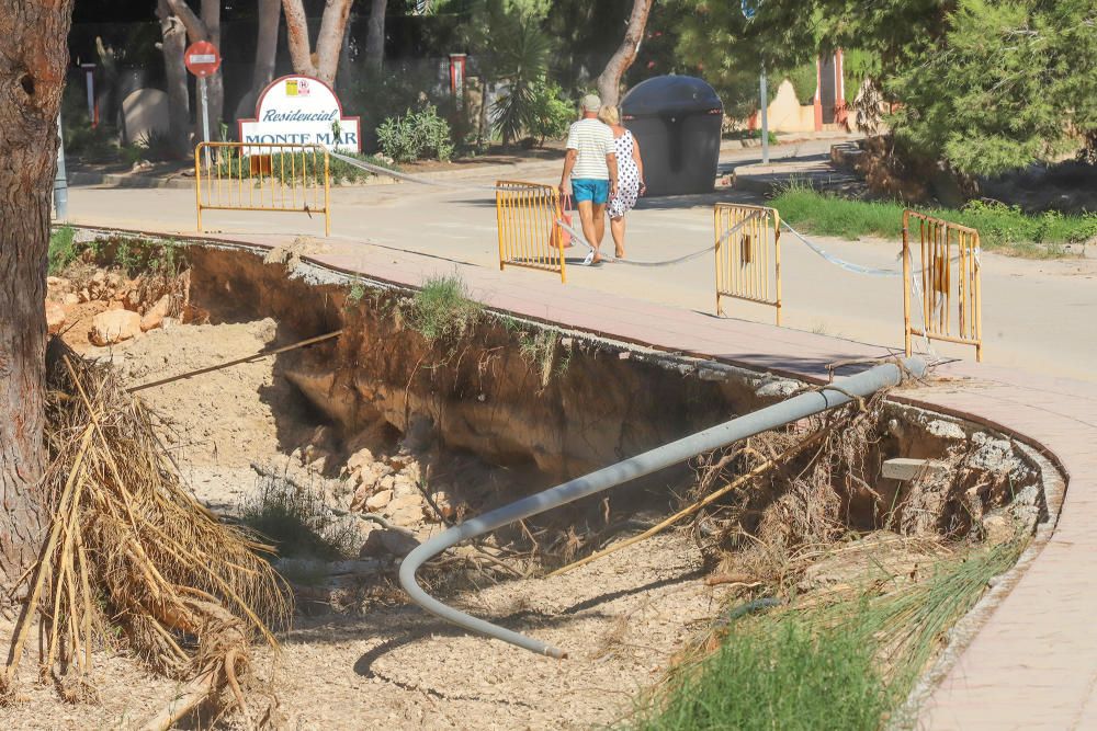 El río Nacimiento causó destrozos en Orihuela Costa en la gota fría en zonas donde se ha ocupado su cauce natural, como el paseo en la playa o los viales y zonas deportivas de varias urbanizaciones