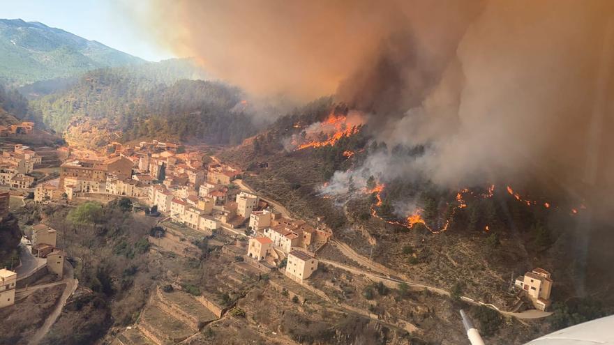 El foc, a escassos metres de les primeres cases de Montán