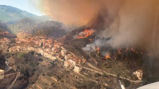 El fuego a escasos metros de las primeras casas de Montán