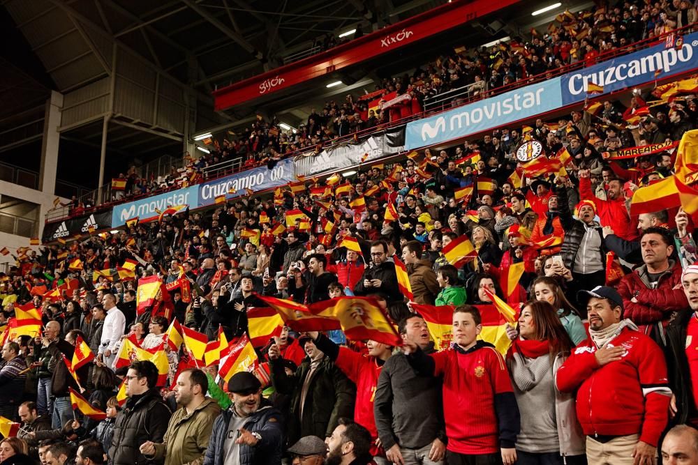 Aficionados en El Molinón durante el España-Israel