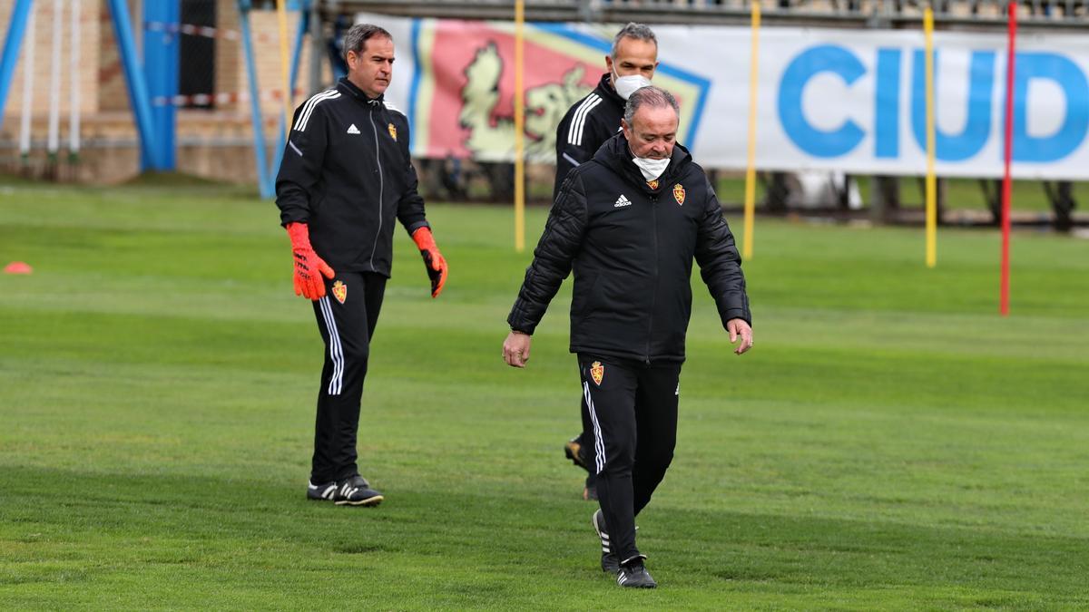 Juan Ignacio Martínez, junto a sus ayudantes Mikel Insausti y Javi Suárez, en un entrenamiento.