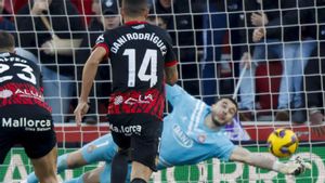 El porter Joan García, en un dels penals d’ahir a Son Moix. | CATI CLADERA / EFE
