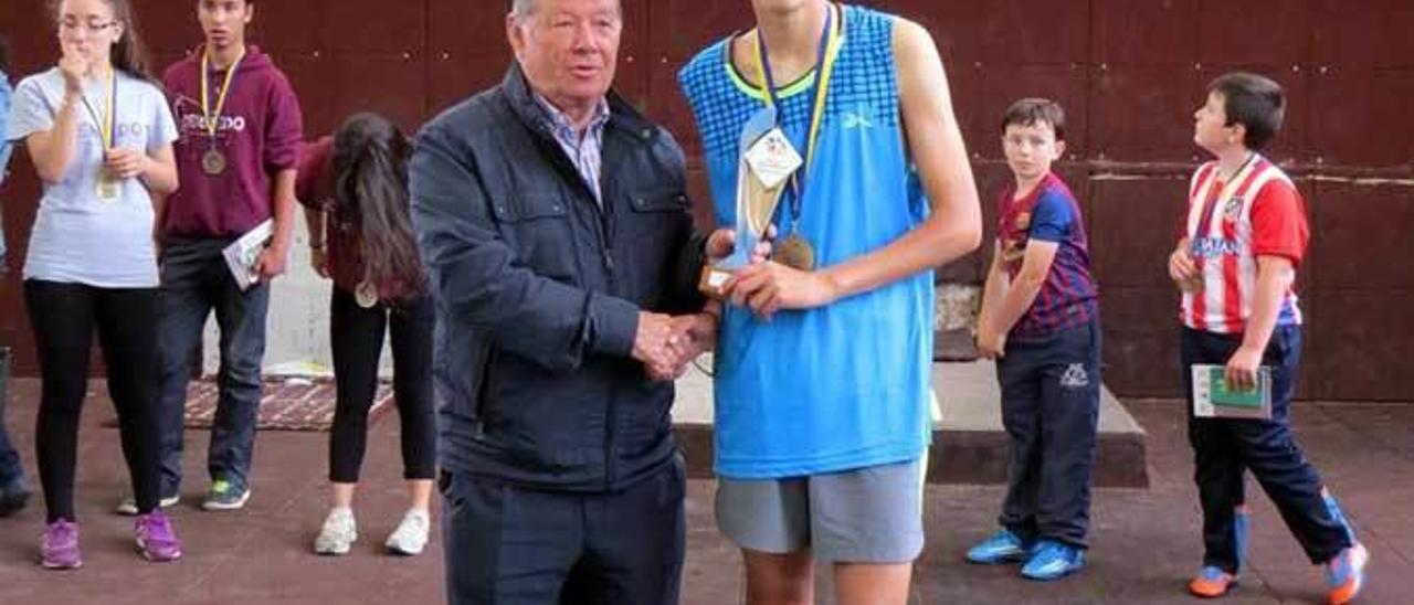 Octavio Rodríguez entregando su trofeo a Borja, de la peña Cerredo.