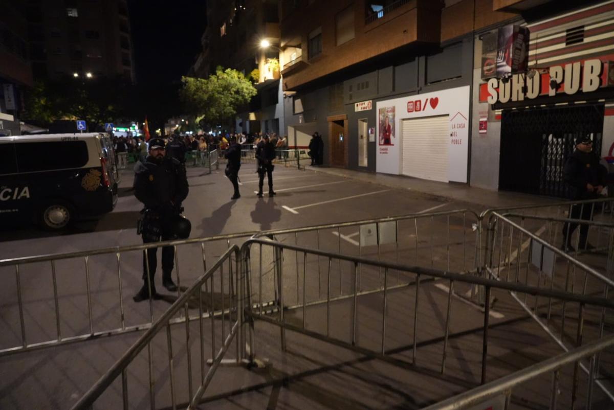 La policía ha protegido con vallas la sede del PSPV en Castelló.