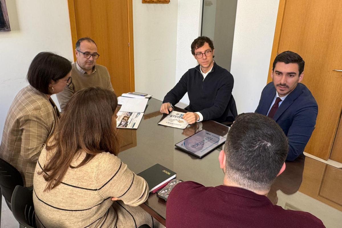 La plataforma juvenil Lideremos Alicante presenta el plan ‘MÁS VIVIENDA’ en el Ayuntamiento de Monóvar