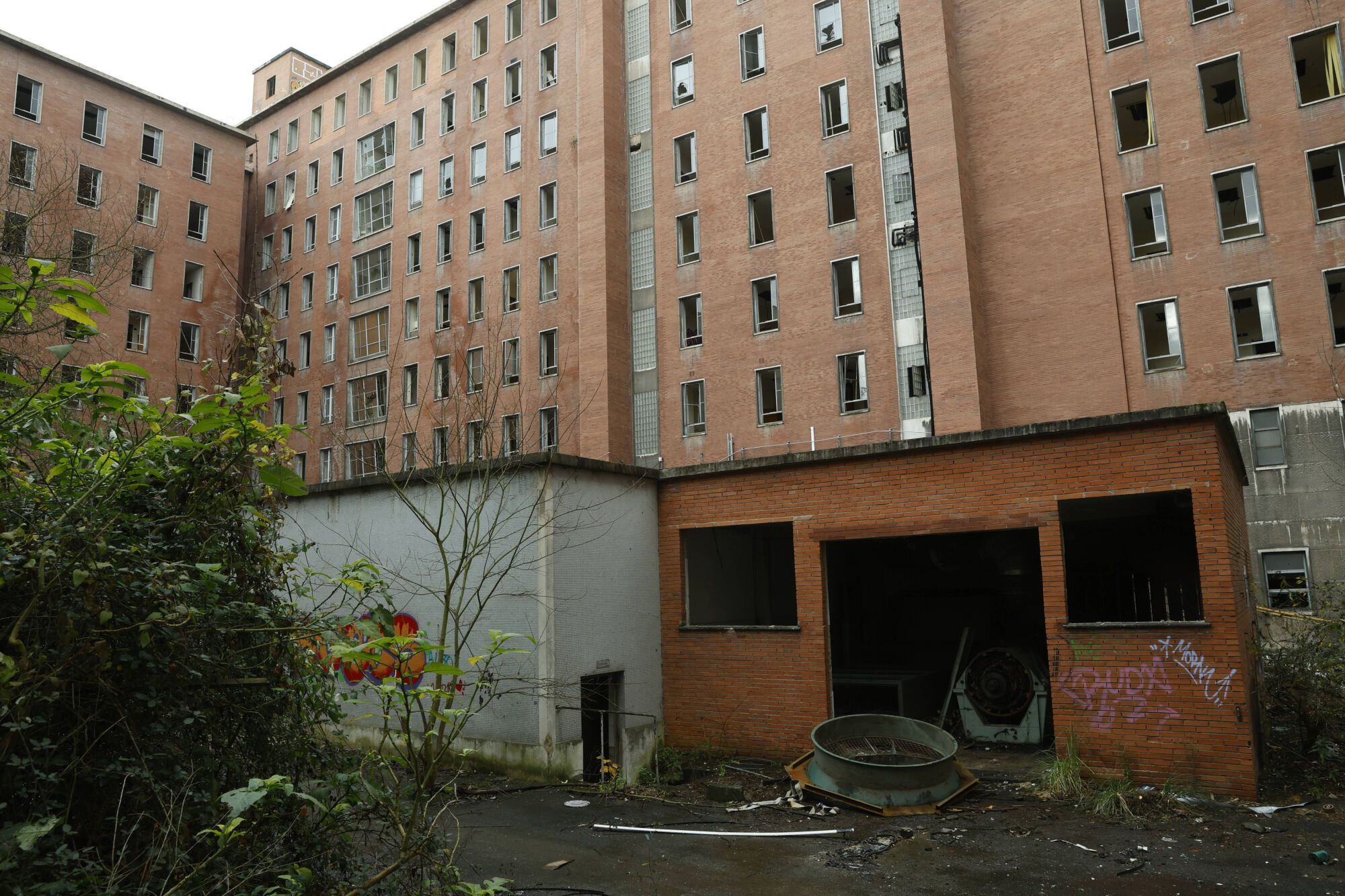 EN IMÁGENES: Viaje al interior del viejo HUCA, desvalijado y vandalizado por su abandono