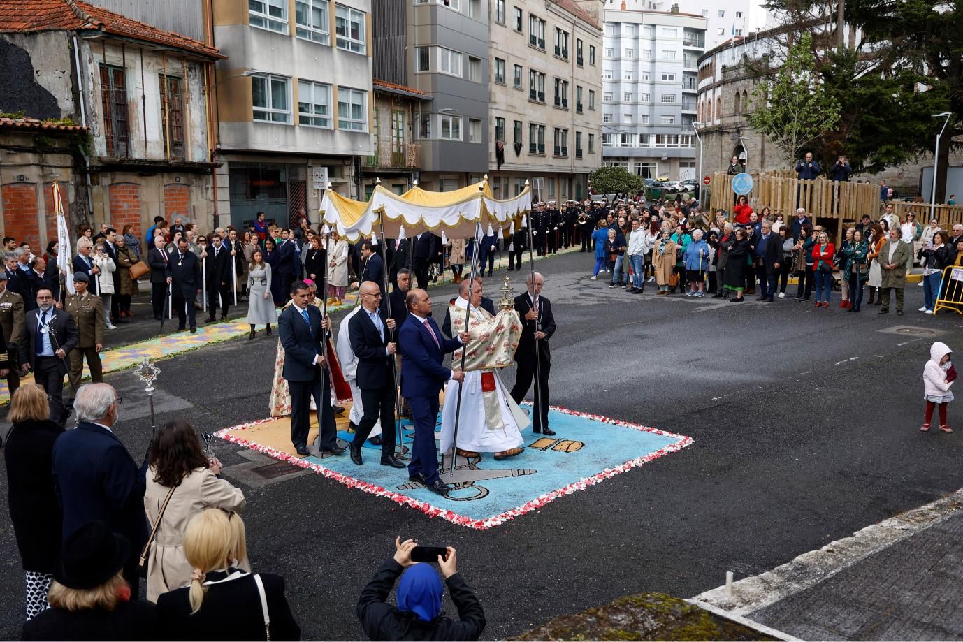 El Viático lleva la comunión a 6 enfermos: alfombrados florales y emoción en Pontevedra