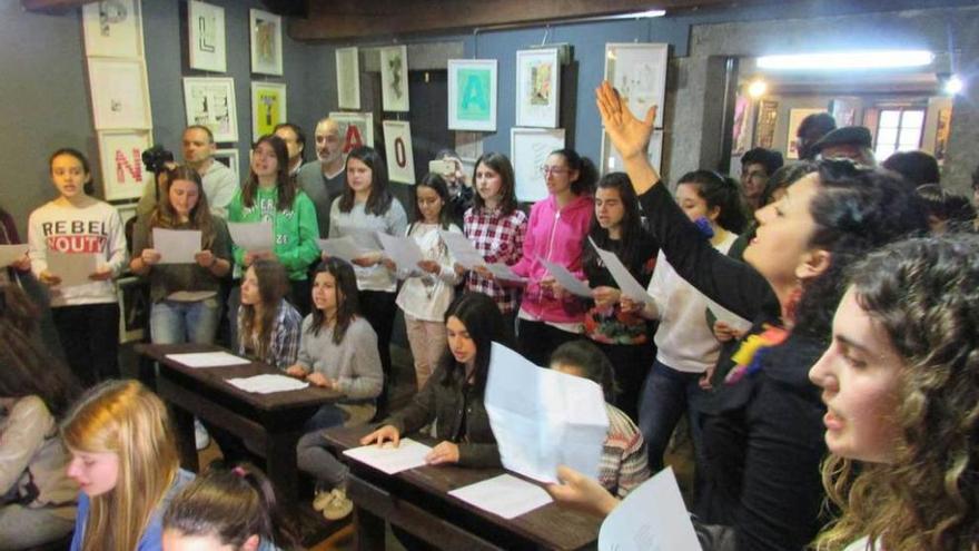Los estudiantes llaniscos, cantando durante la inauguración de la exposición, ayer.