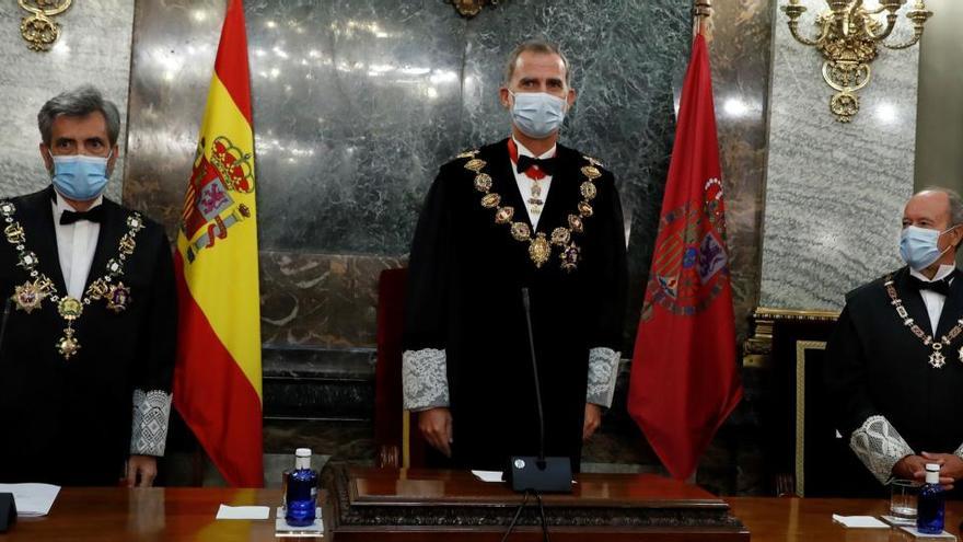 El Rey Felipe VI; el presidente del CGPJ, Carlos Lesmes (i), y el ministro de Justicia, Juan Carlos Campo.