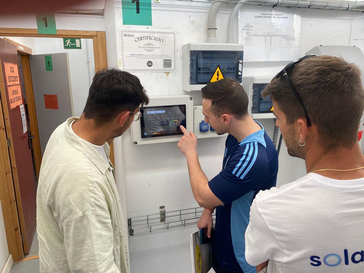 Alumnes revisant les instalacions del centre