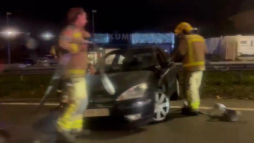 Un turisme pateix una sortida de via a la carretera de Vic de Manresa