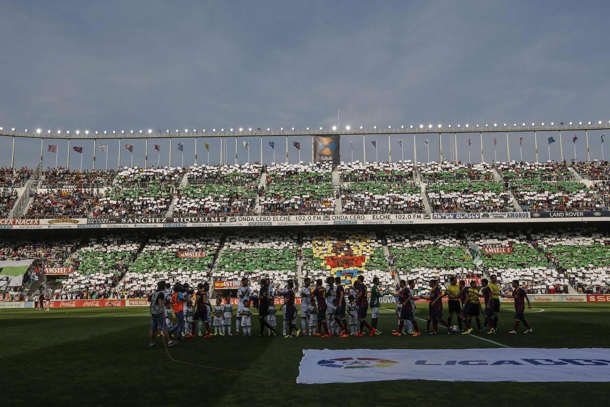 Panorámica del Martínez Valero en los instantes previos al Elche-Barcelona de 2014