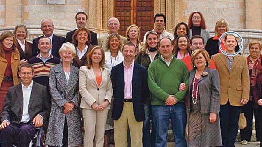 Montes, en el círculo, con los miembros de la lista del PP en 2007.