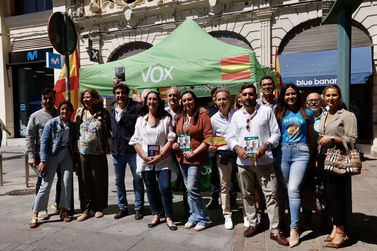 Foto de familia de Vox Córdoba en el cierre de campaña.