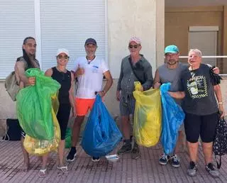 Retiren 16 quilos de plàstics i altres residus en la platja de Piles en una jornada de voluntariat