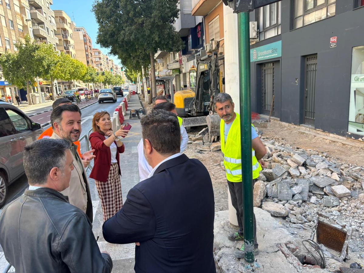El alcalde de Elche comprobó sobre el terreno el inicio de la reurbanización de aceras en la avenida de Alicante