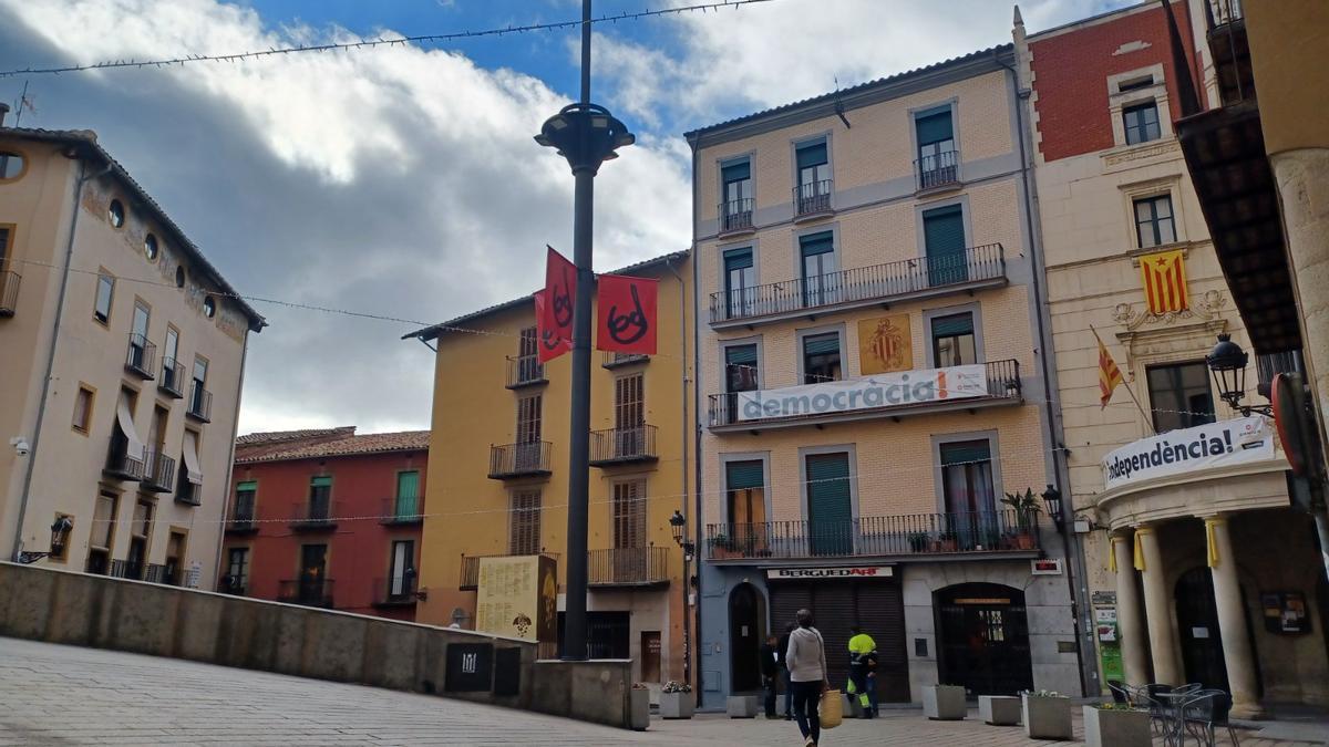 La plaça de Sant Pere de Berga amb l'Ajuntament a la dreta