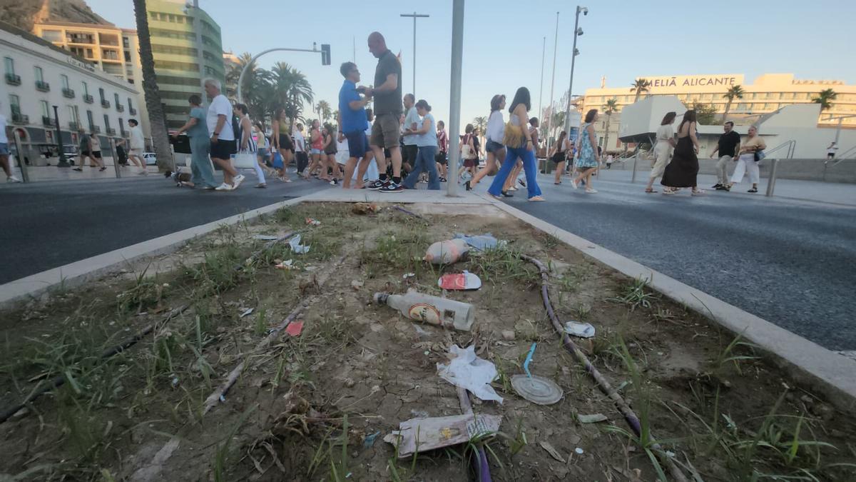 Suciedad acumulada en la mediana de Mártires de la Libertad tras las noches de mayor afluencia