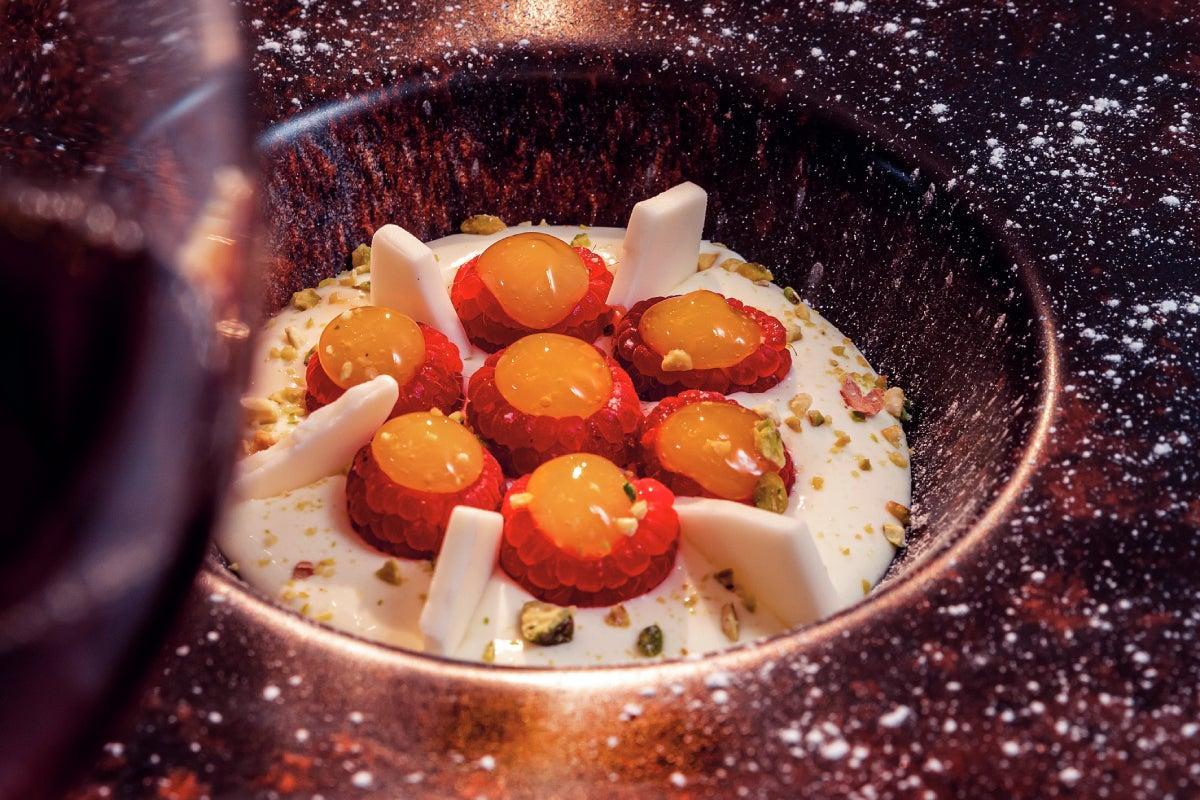 Sopa de chocolate blanco con frutos: En primer lugar, hay que elaborar una sopa con nata y chocolate blanco emulsionado. Después, se decora con trocitos de chocolate blanco, frambuesas con gel de mango y, finalmente, pistachos troceados sobre el postre.